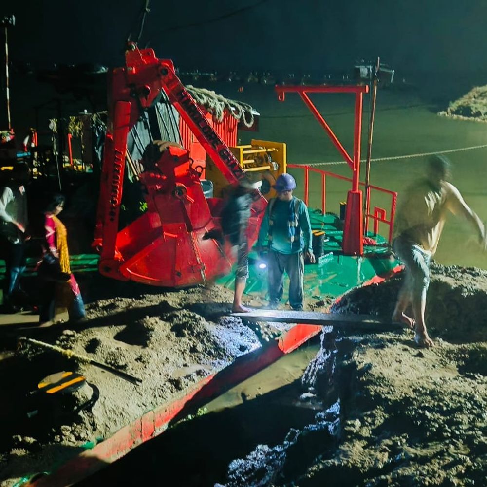 बलिया में पीपा पुल टूटा, 5 लोग फंसे:पुलिस-प्रशासन ने सुरक्षित बाहर निकाला, कोई हताहत नहीं