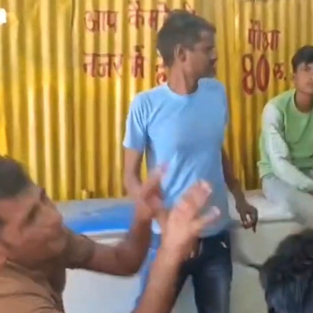 फर्रुखाबाद में बेल्ट-थप्पड़ से सिपाही की पिटाई का VIDEO:4 पर मुकदमा; एक आरोपी गिरफ्तार; देसी शराब ठेके का मामला