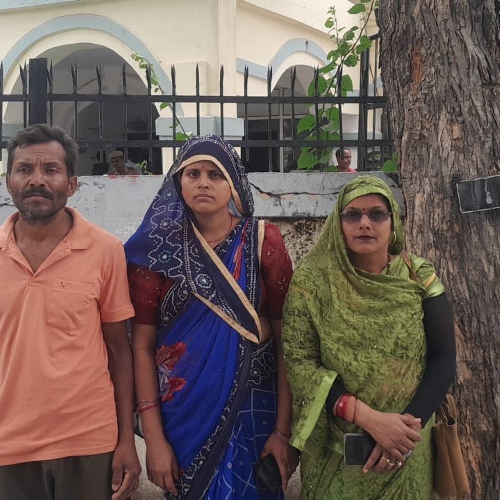 दबंगों के हमले से दंपति दहशत में, कार्रवाई की मांग:मैनपुरी में बीच सड़क पति को पीटा, बचाने पहुंची पत्नी को धमकाया