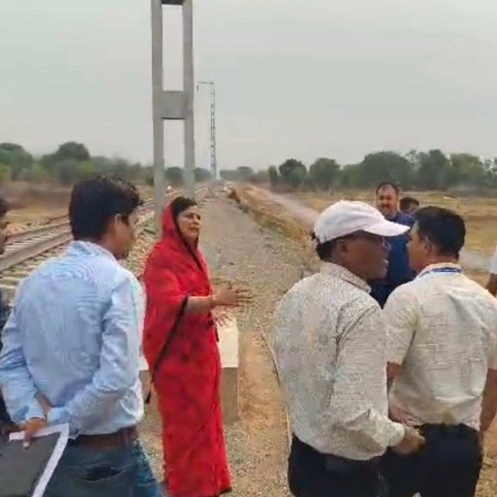 बाल कल्याण समिति सदस्य का नाबालिगों संग धरना, VIDEO:  रेलवे कार्य रोकने की मांग पर तहसीलदार से तीखी बहस; आत्मदाह की चेतावनी – Sidhi News