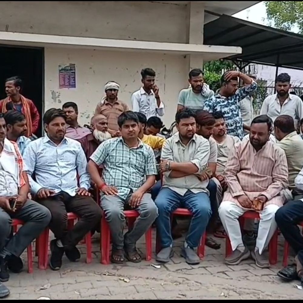 रालोद के पदाधिकारी और कार्यकर्ता पहुंचे बिजलीघर:हाथरस में विद्युत कटौती व अन्य समस्याओं को लेकर अधिकारियों को कराया अवगत