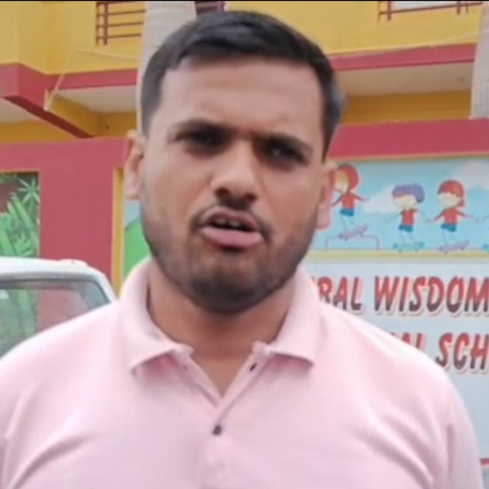 मेरठ में पढ़ाई को लेकर अभिभावक-प्रबंधन भिड़े:पुलिस ने कराया मामला शांत, स्कूल से TC जारी