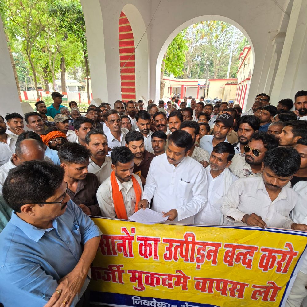 पूर्व मंत्री हेमराज वर्मा ने किसानों के लिए किया प्रदर्शन:पीलीभीत में राज्यपाल को संबोधित ज्ञापन, मुकदमा वापस लेने की मांग