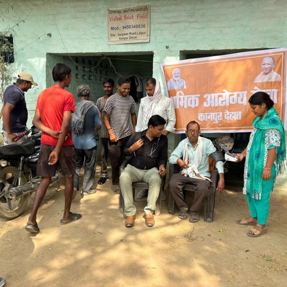 श्रमिक आरोग्य मेले में 82 श्रमिकों का निःशुल्क स्वास्थ्य परीक्षण:आंख, दांत और मधुमेह समेत कई रोगों की जांच हुई, ओआरएस के पैकेट बांटे गए