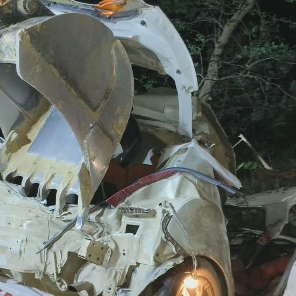 देवरिया में अनियंत्रित कार पेड़ से टकराई, तीन की मौत:दो गंभीर घायल; कटर मशीन से गेट काटकर निकाले शव, बारात में जा रहे थे