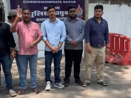 CG बोर्ड पेपर लीक केस...फरार-आरोपी पर 5 हजार का इनाम:गिरफ्तारी की मांग लेकर NSUI कमिश्नर कार्यालय के बाहर किया प्रदर्शन, कहा- पुलिस बचा रही