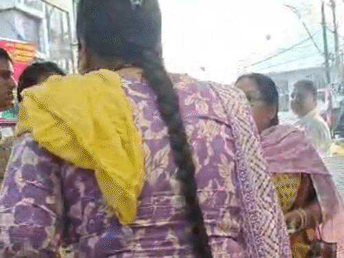 लेडी हेड कॉन्स्टेबल ने महिला को थप्पड़ जड़ा, VIDEO:दुर्ग में जमकर हुई मारपीट, पीड़िता बोली-थाने के अंदर भी मारा, पैसे लेन-देन से जुड़ा मामला