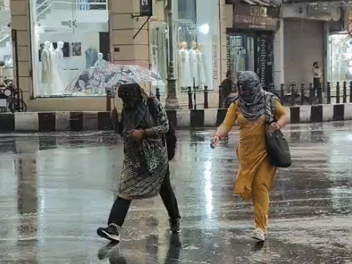 लखनऊ में तेज हवा के साथ बारिश:धूलभरी आंधी चलने और बादलों से अंधेरा छाया; 6 डिग्री गिरा तापमान