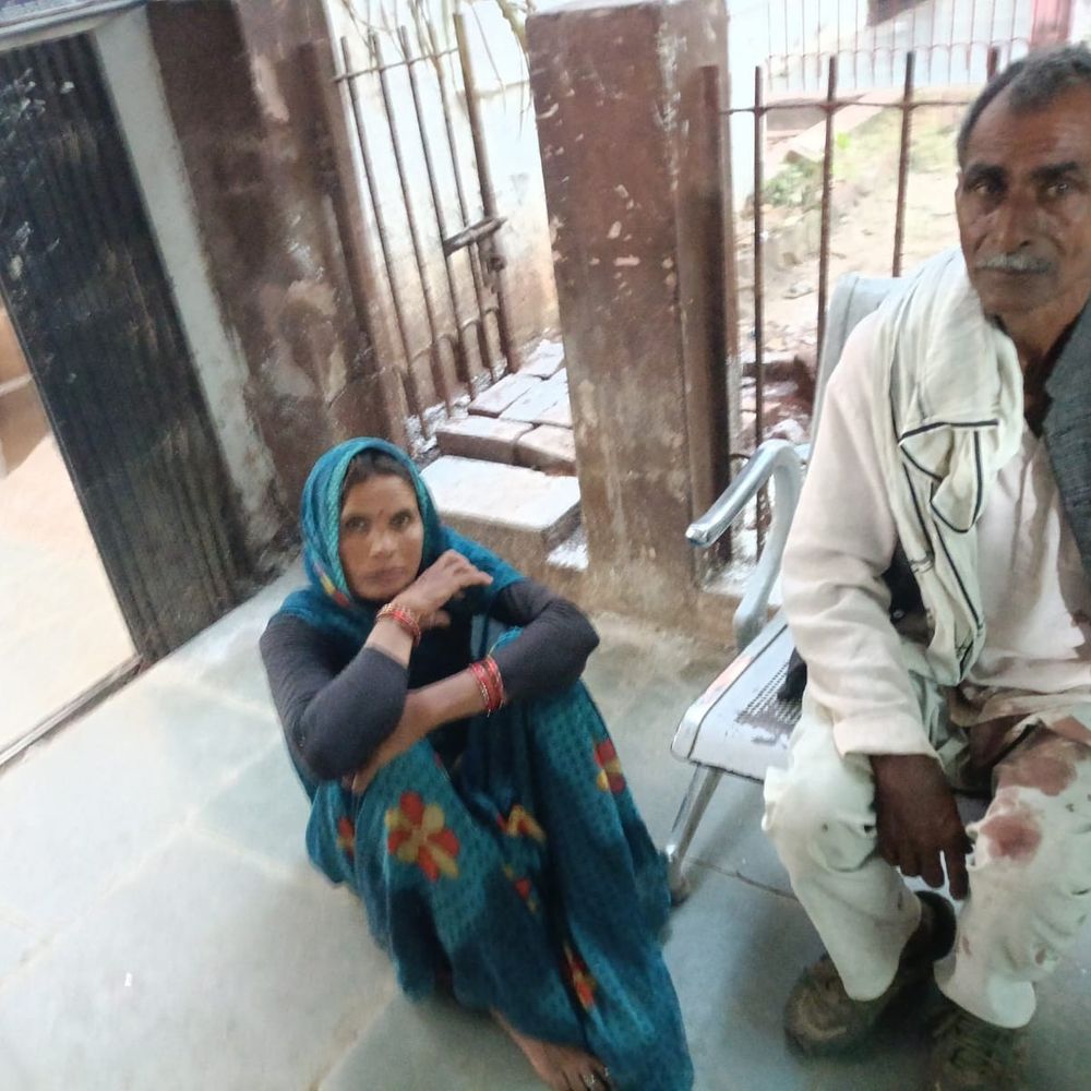 हमीरपुर में लोडर पलटा, एक भाई की मौत:दूसरे भाई की हालत गंभीर, शादी समारोह से लौट कर जा रहे थे घर