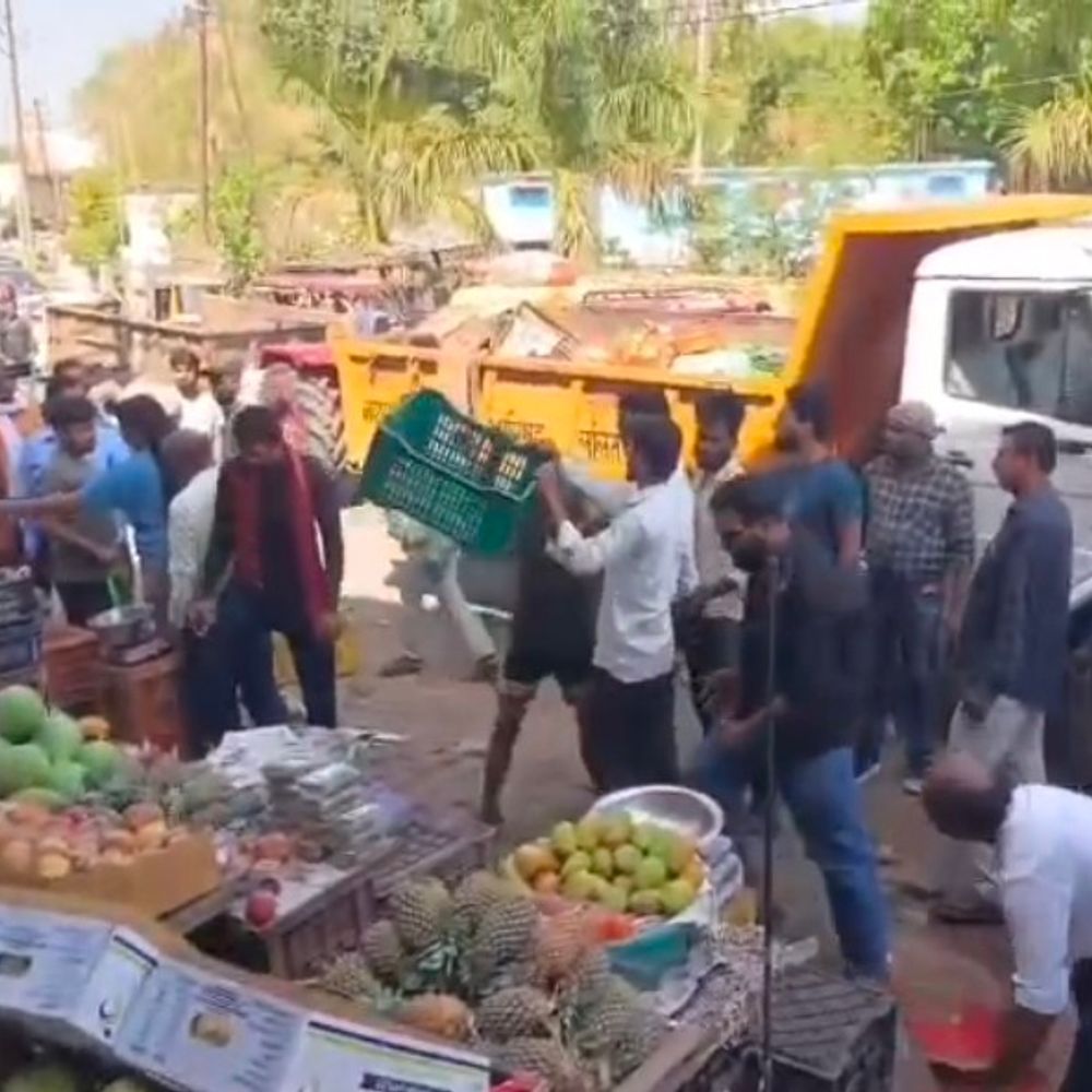 अतिक्रमण अभियान में नपा कर्मियों-दुकानदारों में नोकझोंक:फल की टोकरियां कचरा गाड़ी में फेंकीं, विरोध करते हुए सड़क पर लेट गई महिला