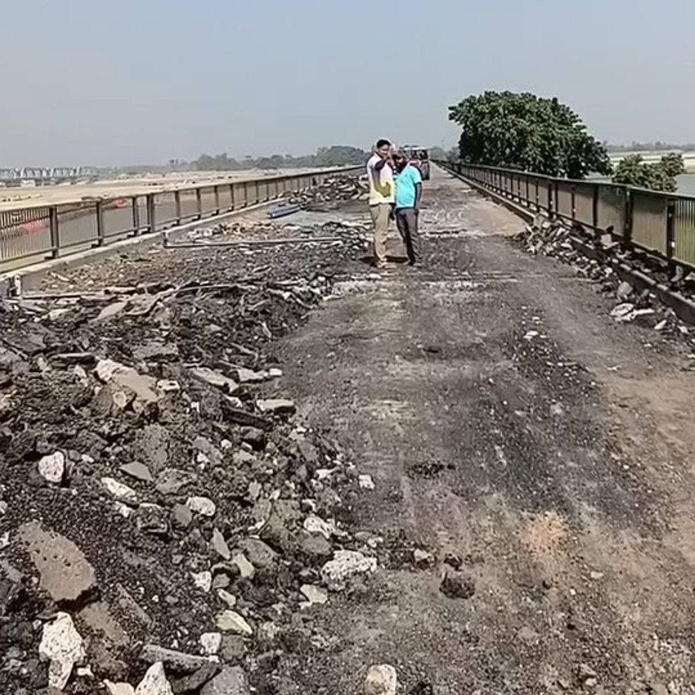 संजय सेतु की मरम्मत युद्धस्तर पर, पूरी डामर सड़क हटाई:गोंडा में जर्जर ज्वाइंटरों पर लगाए जा रहे हैं लोहे के फ्रेम