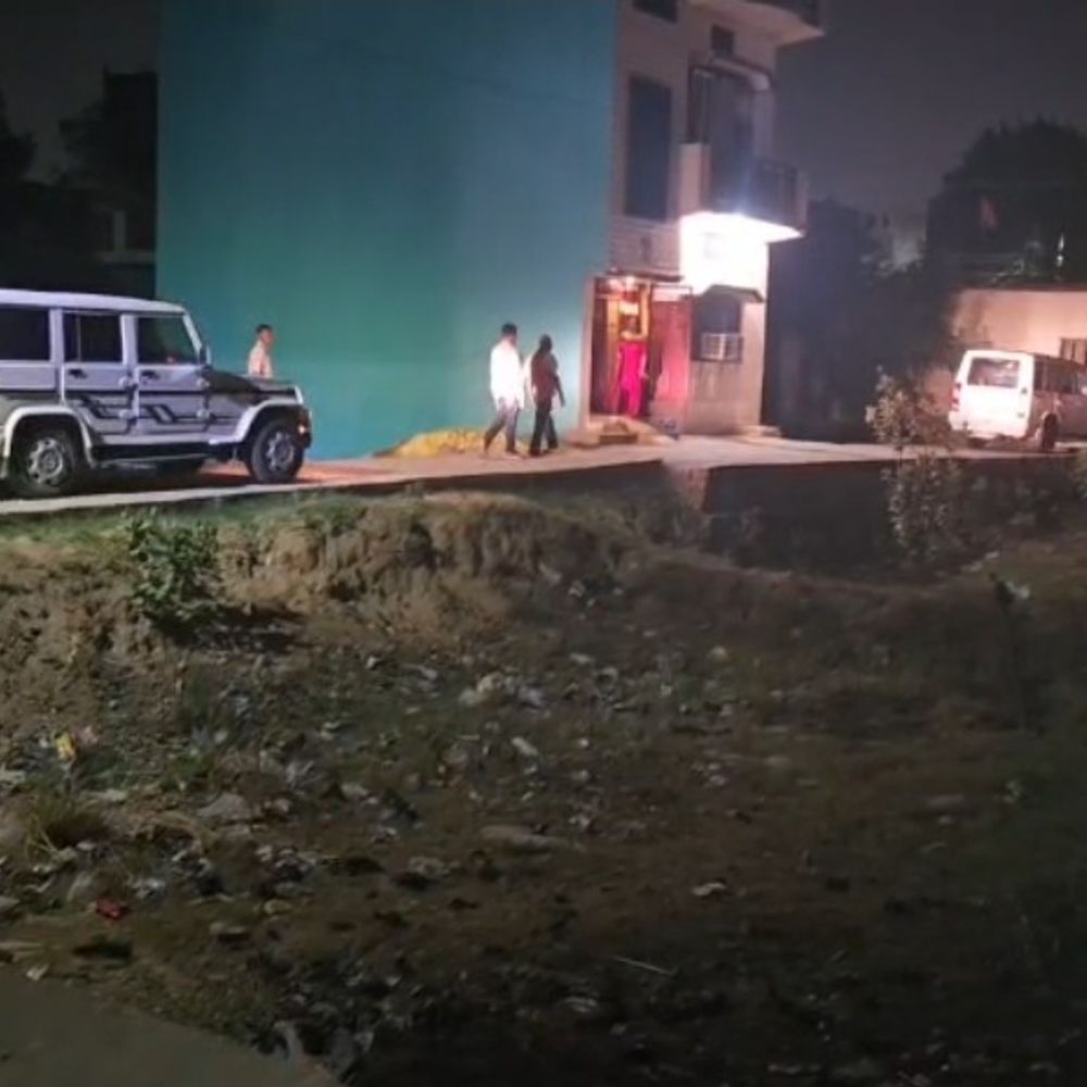 गोरखपुर पुलिस ने देवरिया में मारा छापा:दो दर्जन से अधिक संदिग्ध युवक हिरासत में, मोबाइल जब्त