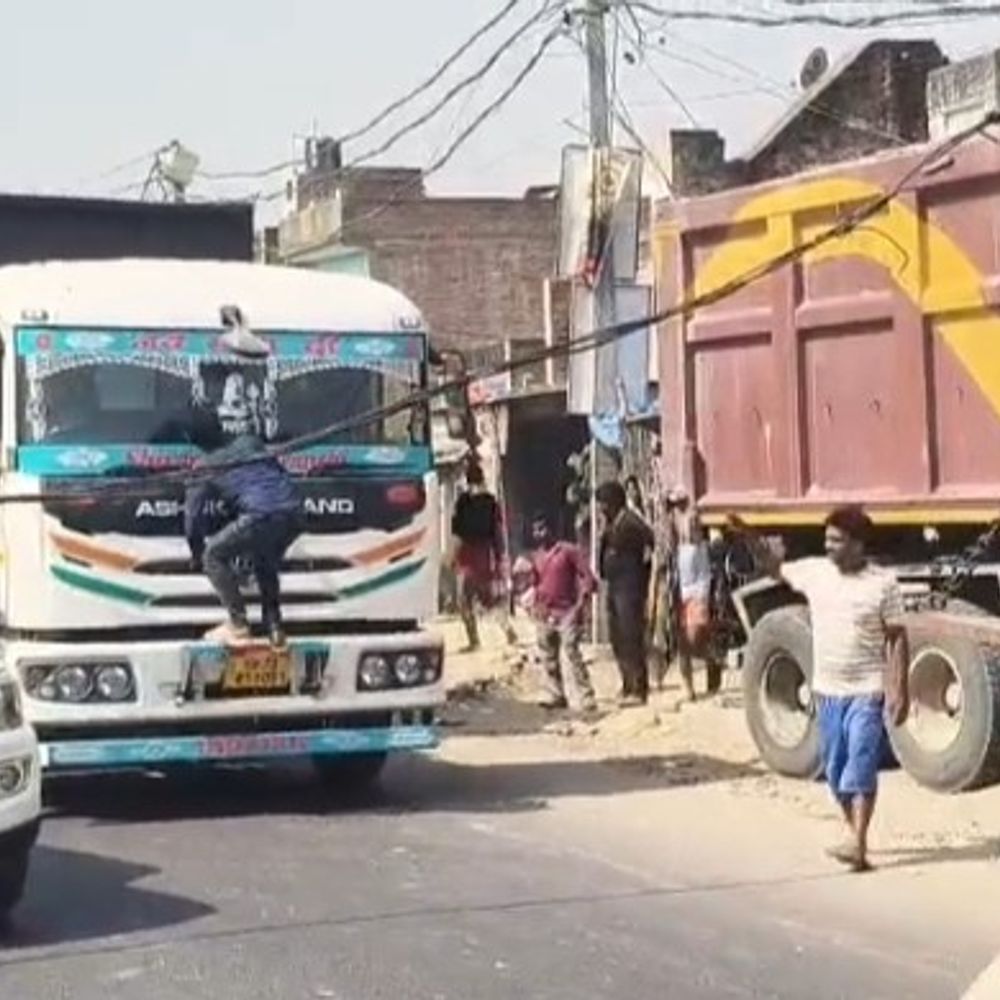 कौशांबी में तेज रफ्तार अनियंत्रित डंपर पटरी पर उतरा:दुर्घटना में पटरी किनारे खड़ी तीन बाइकें क्षतिग्रस्त, हाई टेंशन तार भी टूटा