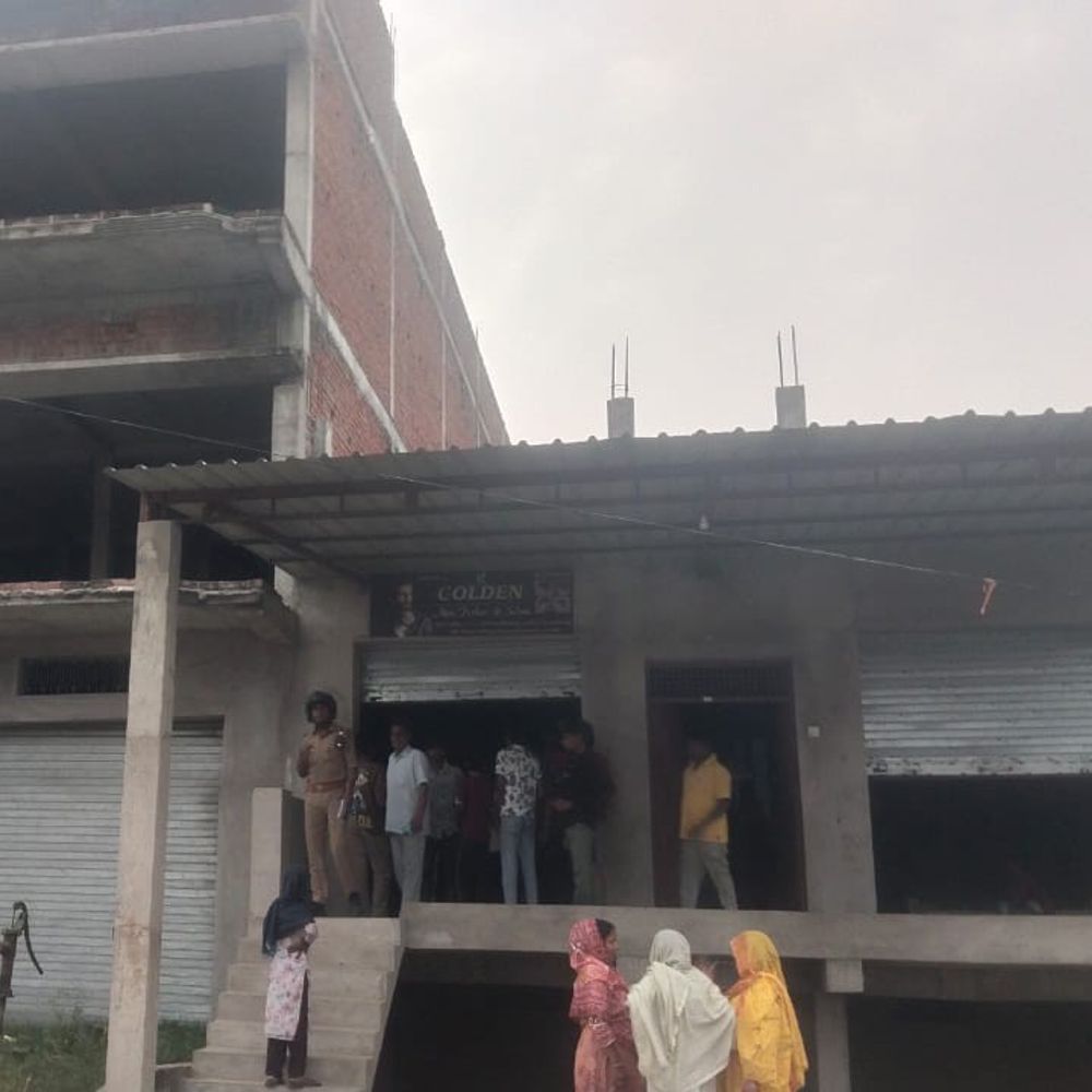 भदोही में आकाशीय बिजली गिरी:एक महिला घायल, दो मकान क्षतिग्रस्त, इलाके में दहशत