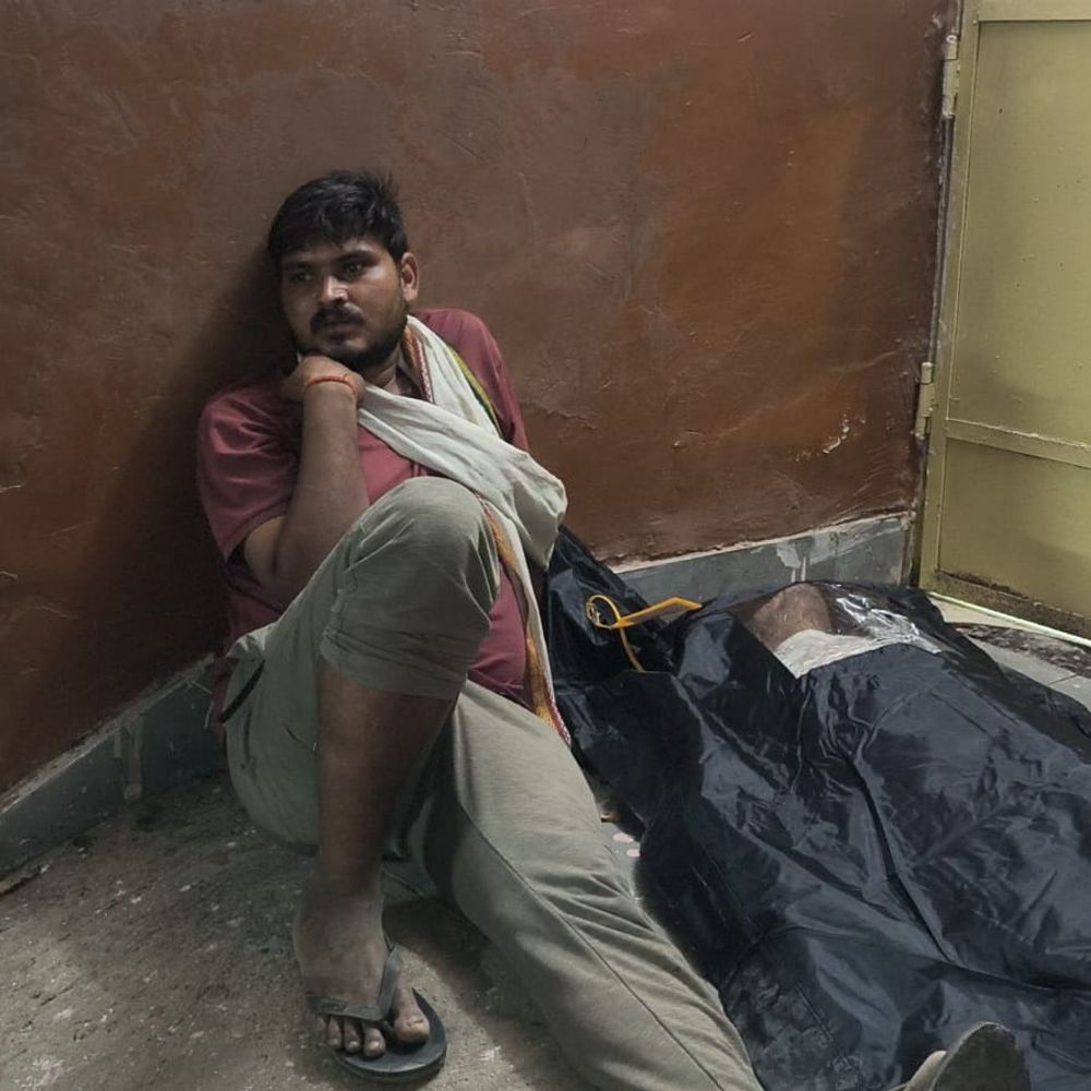 एटा में बुजुर्ग पिता की संदिग्ध हालत में मौत:छोटे बेटे ने भाई पर ईंट मारने का आरोप लगाया, शव पर चोट के निशान नहीं