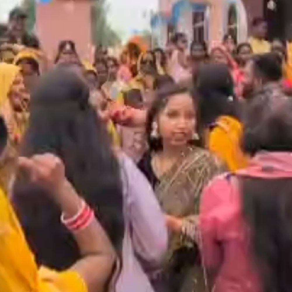 देवरिया में मटकोरवा रस्म निभाने जेसीबी पर बैठकर निकली दुल्हन:भाइयों ने इकलौती बहन की शादी में हाथी-डीजे के साथ निकाला जुलूस