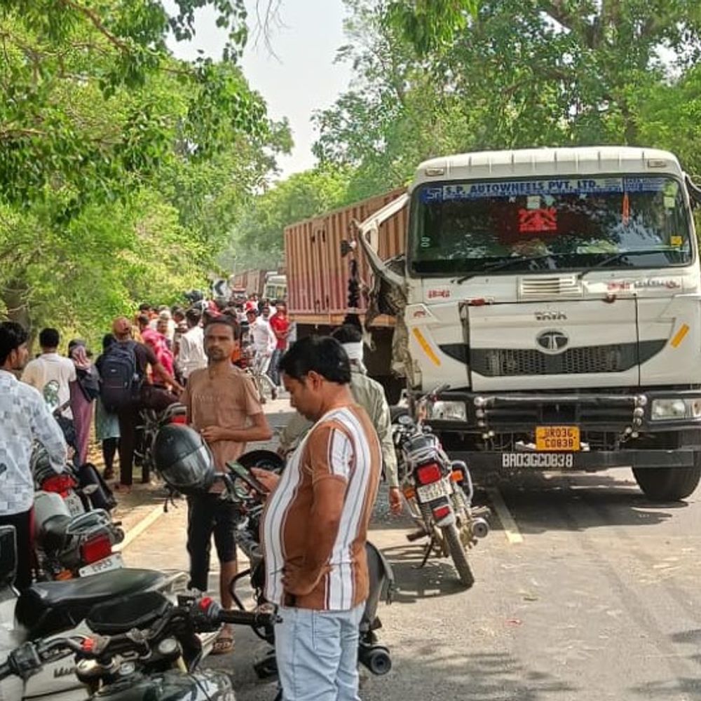 उन्नाव में सड़क हादसा, तीन महिलाओं की मौत:सामने से आ रहे तेज रफ्तार ट्रक ने बोलेरो को मारी टक्कर, 7 लोग अंदर फंसे