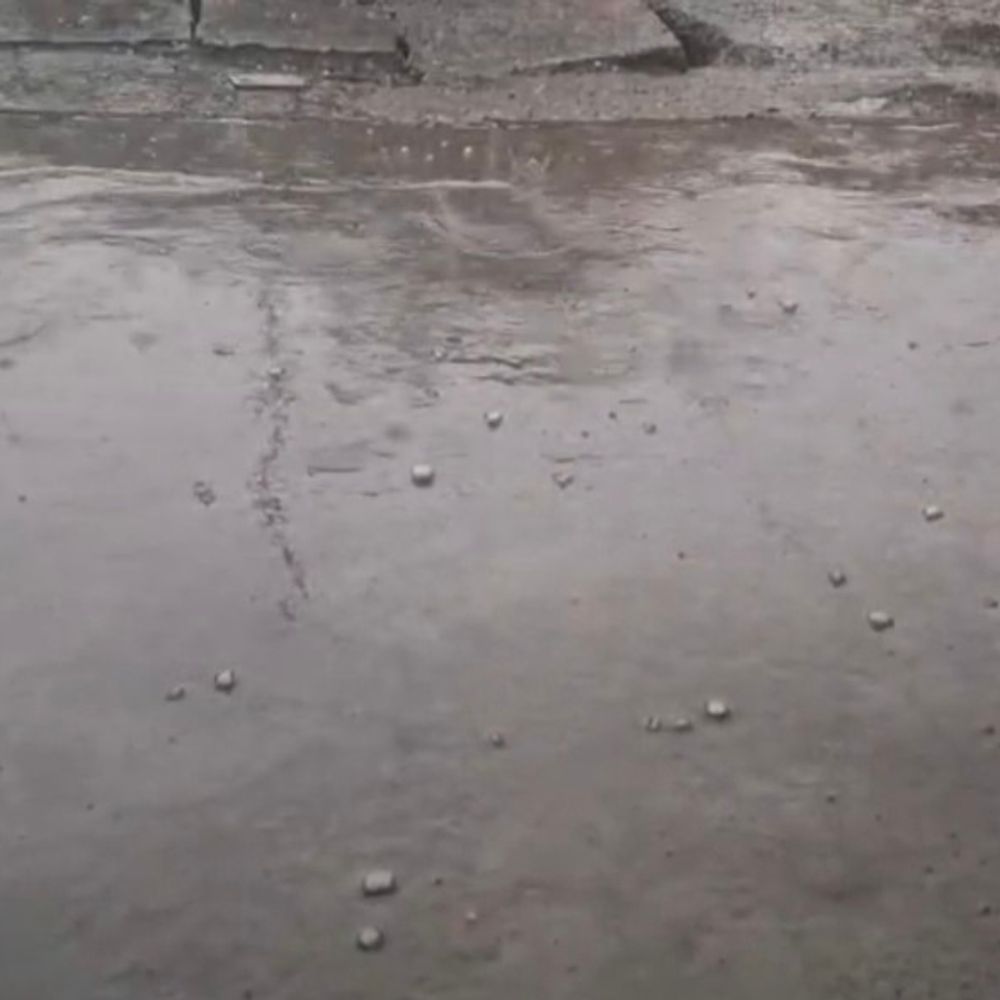 अमेठी में तेज बारिश के साथ ओले गिरे:गर्मी से लोगों को मिली राहत, तापमान में गिरावट, मौसम हुआ सुहाना