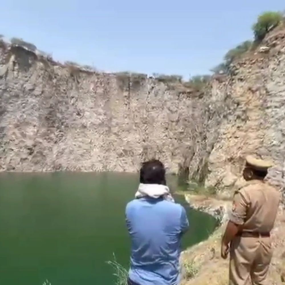 महोबा में 300 फीट गहरी खदान में कूदा अधेड़:पारिवारिक विवाद के बाद उठाया कदम, 8 घंटे से नहीं मिला सुराग