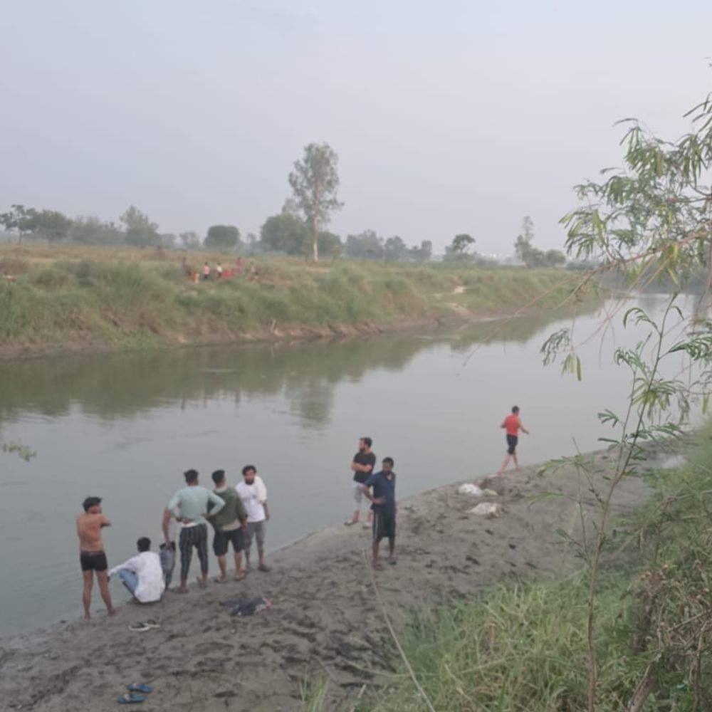 कन्नौज में काली नदी में नहाते समय दो दोस्त डूबे:ग्रामीणों ने एक को बचाया, दूसरा लापता; खोजबीन जारी