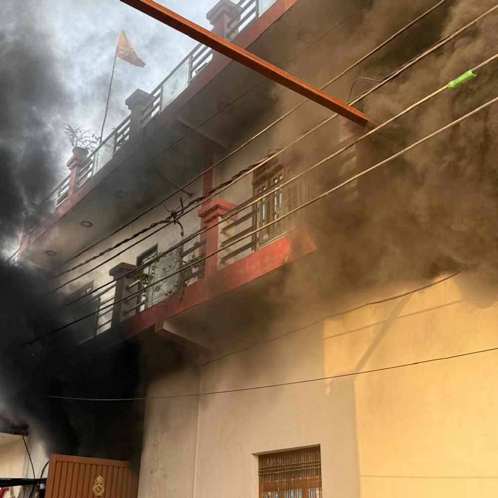 लखनऊ में तीन अलग-अलग जगहों पर लगी आग:एकेटीयू कैंपस के सर्वर रूम के एसी में लगी आग, डायपर-सेनेटरी के गोदाम में आग