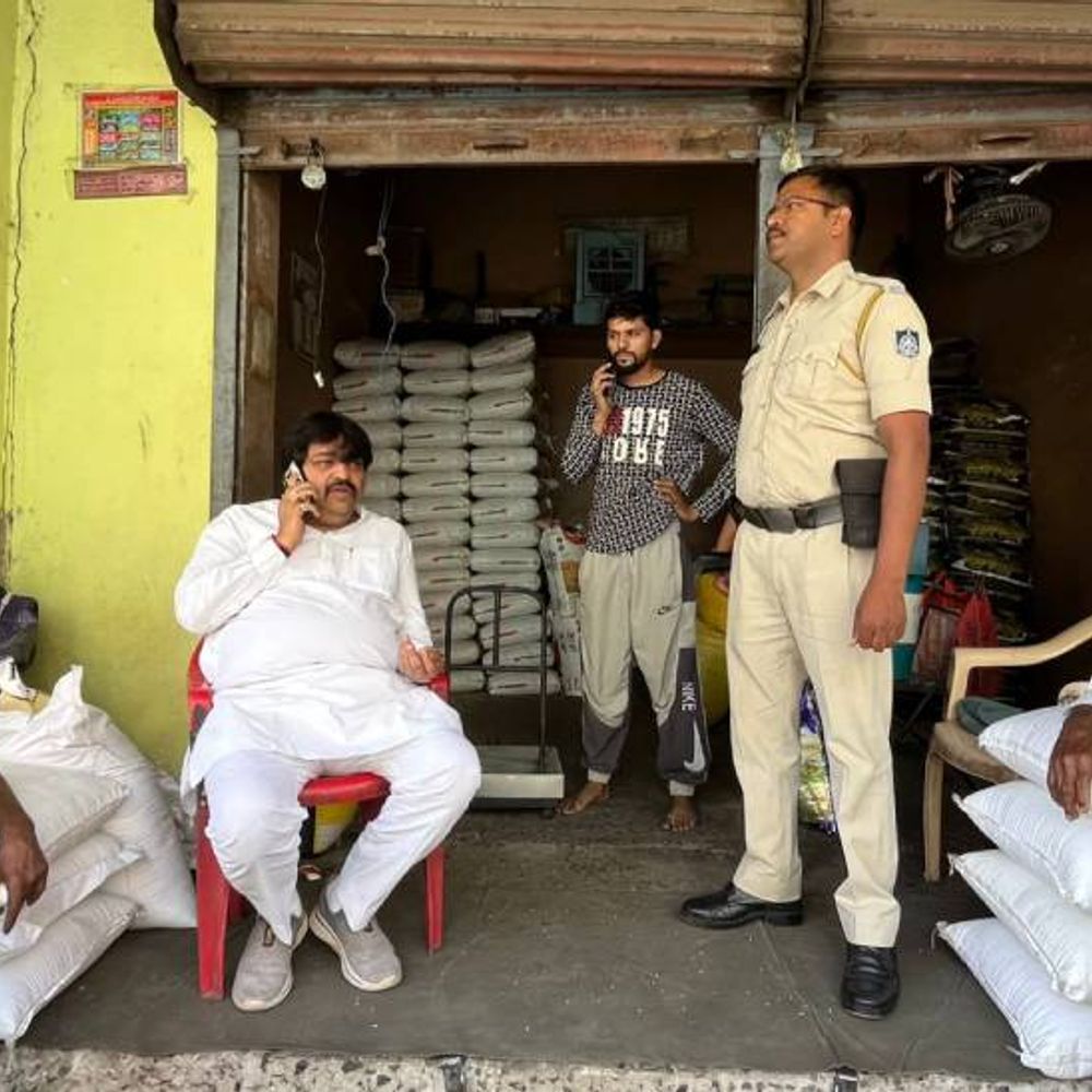 कंट्रोल के गेहूं की शिकायत पर छापा:  इंदौर में कालाबाजारी की आशंका, एमआईसी मेंबर मौके पर पहुंचे, प्रशासन ने लिए सैंपल – Indore News