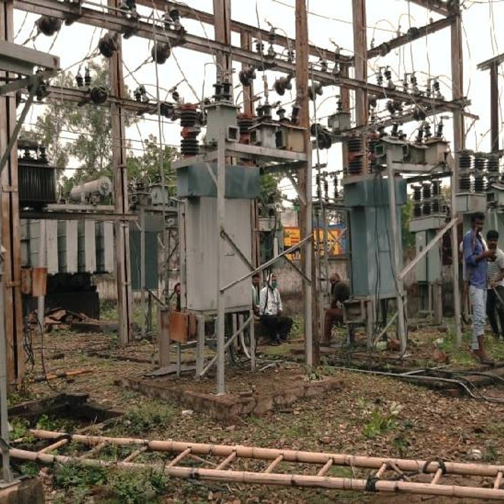 मुरादाबाद में बेतहाशा बिजली कटौती से पब्लिक बेहाल:शहर के कई हिस्सों में 12 घंटे से सप्लाई ठप; कहीं पूरी-पूरी रात बिजली गायब