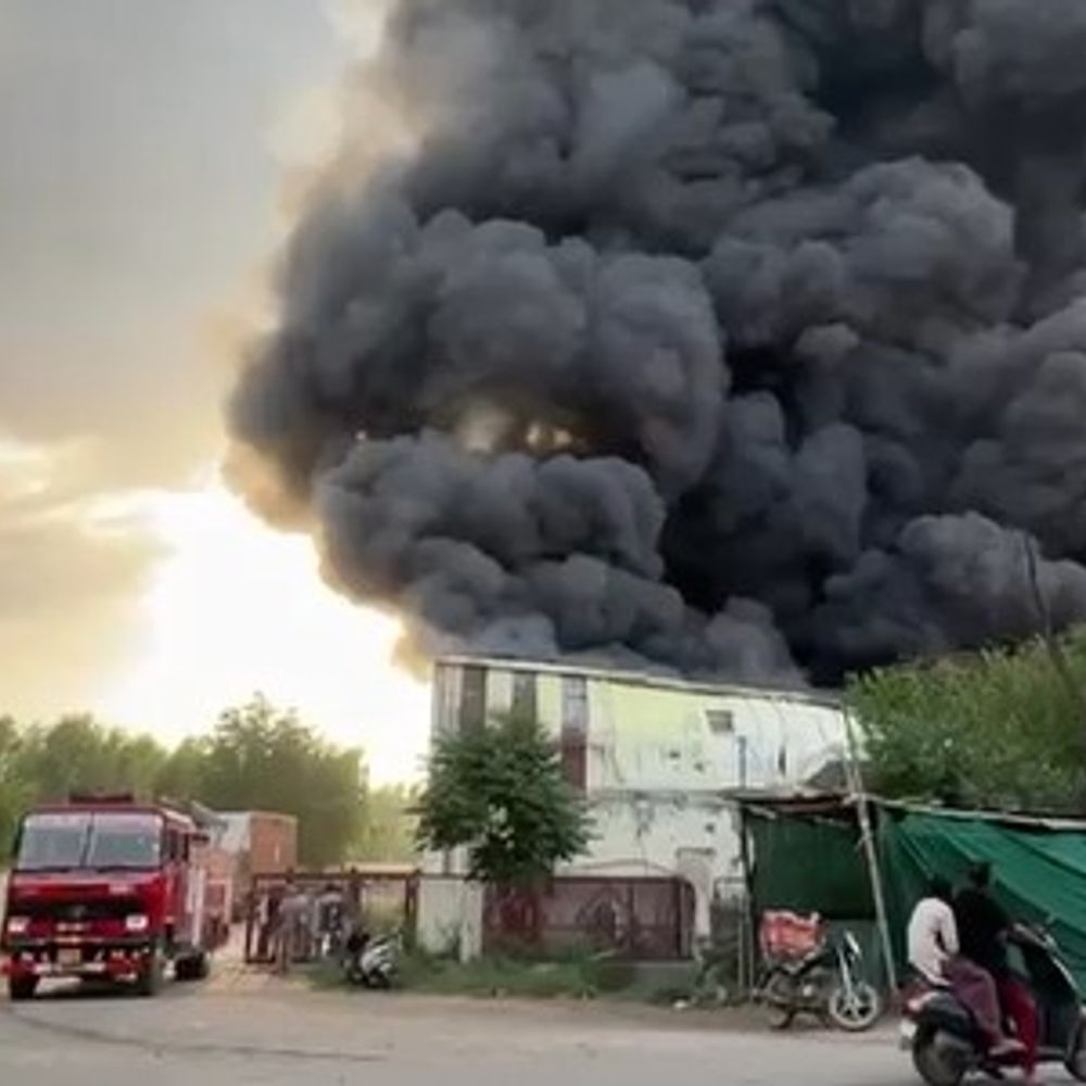 मोहाली में रिलायंस गोदाम में लगी आग:  ग्रॉसरी व राशन जला, खड़े वाहन भी चपेट में; दमकल की कई गाड़ियां मौके पर – Mohali News