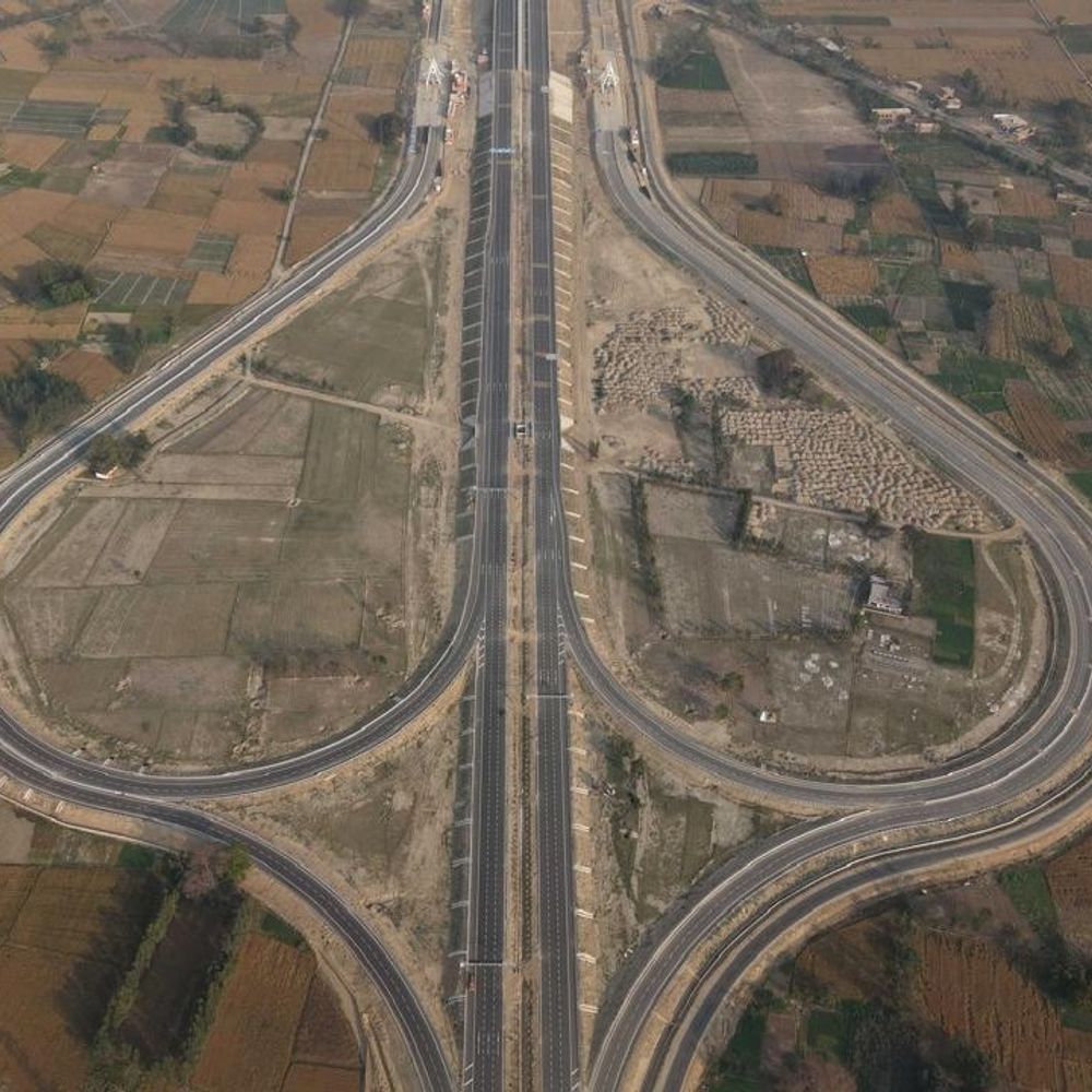 अदाणी ग्रुप ने रिकॉर्ड समय में तैयार किया गंगा एक्सप्रेस-वे:पीएम बोले- पूर्वी यूपी के विकास का द्वार खुलेगा, सालाना 30 हजार करोड़ लॉजिस्टिक्स की बचत