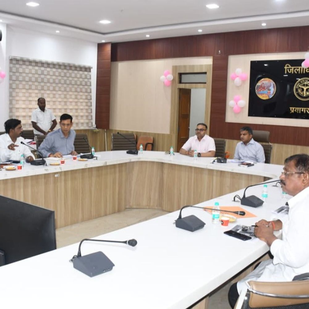 प्रयागराज में स्कूल वाहनों की सुरक्षा पर सख्ती:बैठक में जिलाधिकारी ने दिए सख्त आदेश, नियम तोड़ने वालों पर होगी कड़ी कार्रवाई