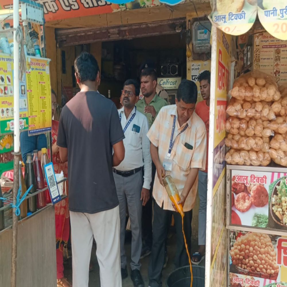 रायपुर में खाद्य-औषधि प्रशासन विभाग ने मारी रेड:जूस दुकान खराब मैंगो पल्प मिला, सोडा भी रंगयुक्त, 15 दिनों तक चलेगा जांच अभियान