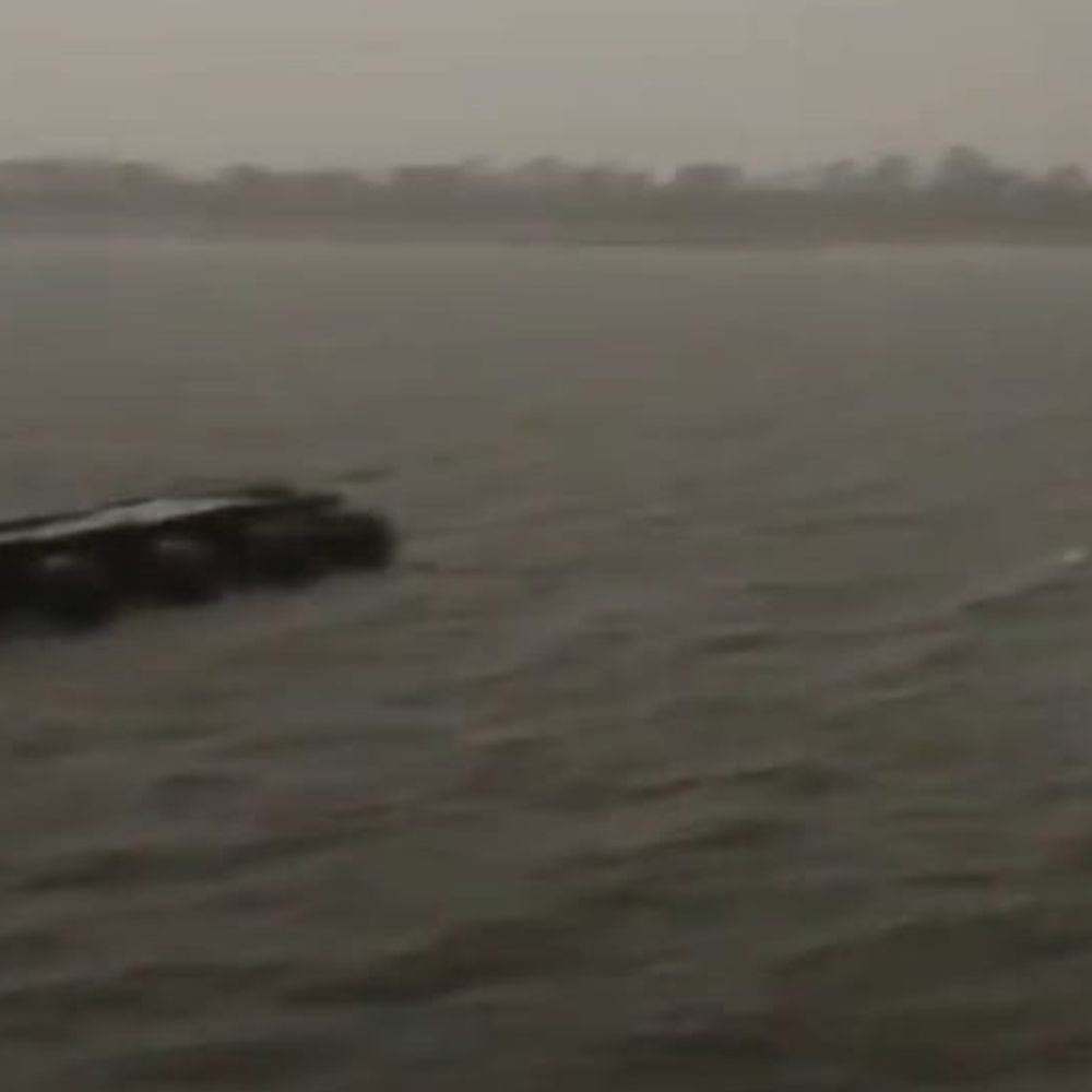 आंधी-तूफान से पीपा पुल बहा:करहियां स्टेशन पर ओएचई वायर पर पेड़ गिरा, आधा दर्जन ट्रेनें रुकीं