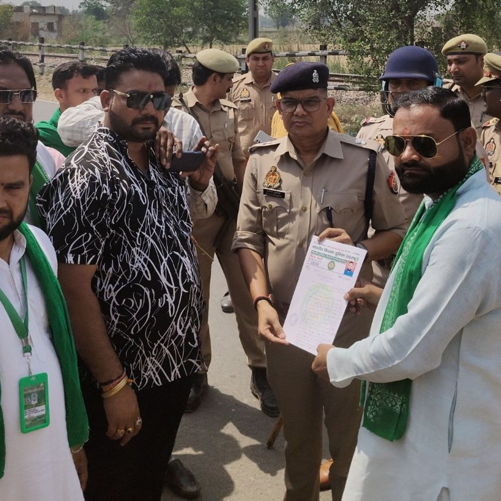 हाथरस में RSP अध्यक्ष पंकज धवरैया के समर्थन में प्रदर्शन:पुलिस ने रोका, झूठे मुकदमे निरस्त करने की मांग को लेकर सौंपा ज्ञापन