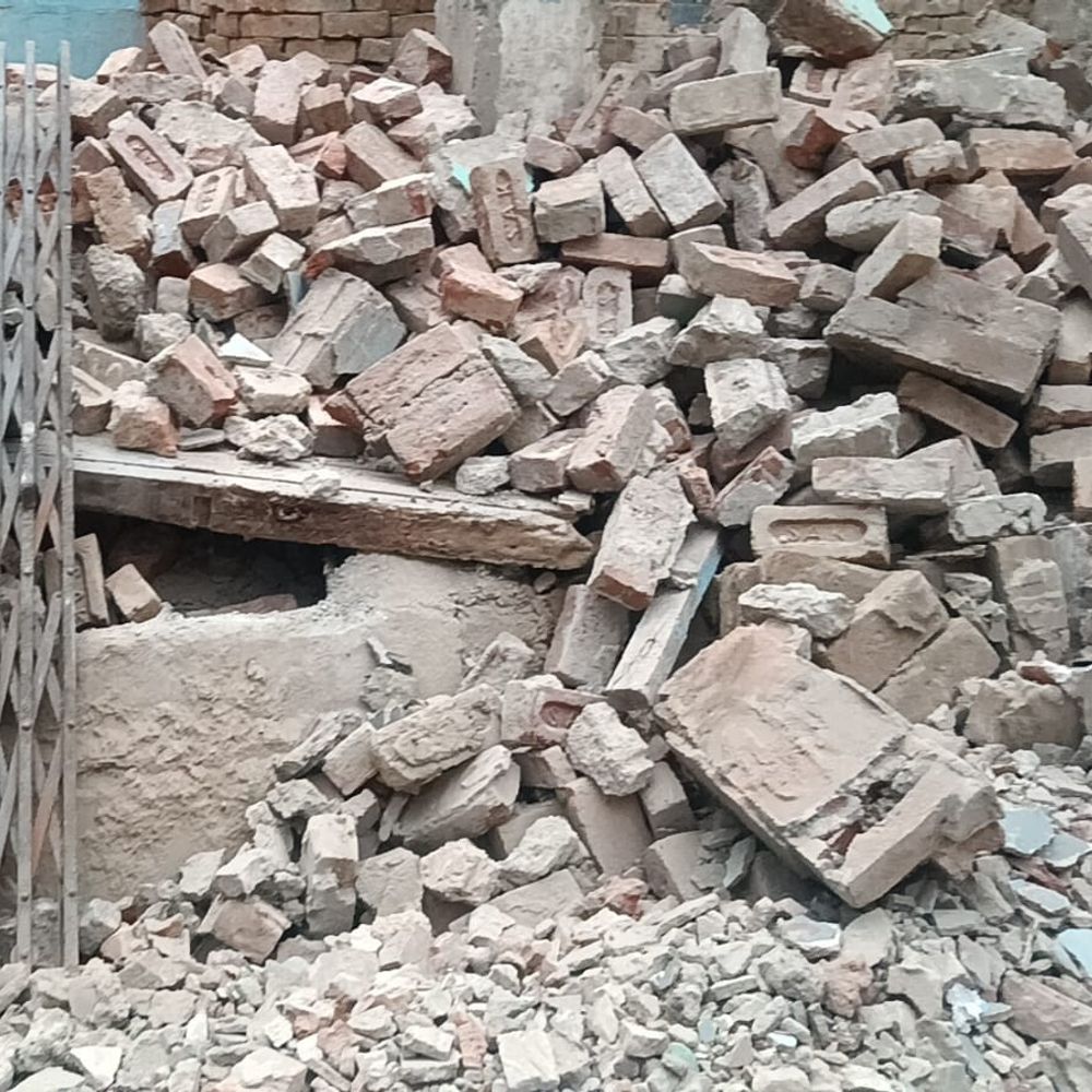 संभल में दीवार के मलबे में दबकर बच्ची की मौत:पुरानी दीवार ढहाते समय हादसा, दो बाइक सवार घायल