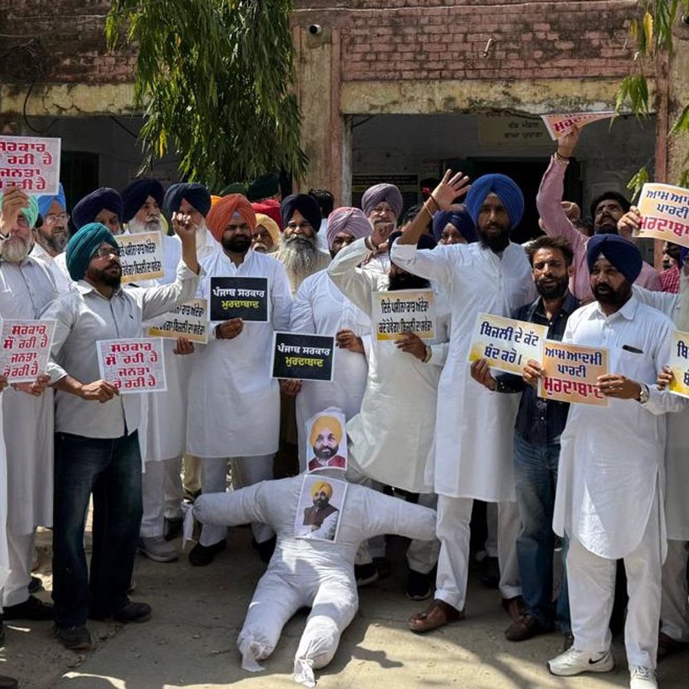 मोगा में बिजली कटौती के खिलाफ अकाली दल का प्रदर्शन:  पुतला फूंका, बिजली दफ्तर के बाहर नारेबाजी की; बड़े आंदोलन की चेतावनी दी – Moga News