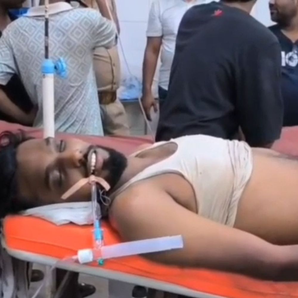 जौनपुर में तेज हवा के दबाव से निर्माणाधीन दीवार गिरी:40 वर्षीय व्यक्ति गंभीर घायल, वाराणसी रेफर