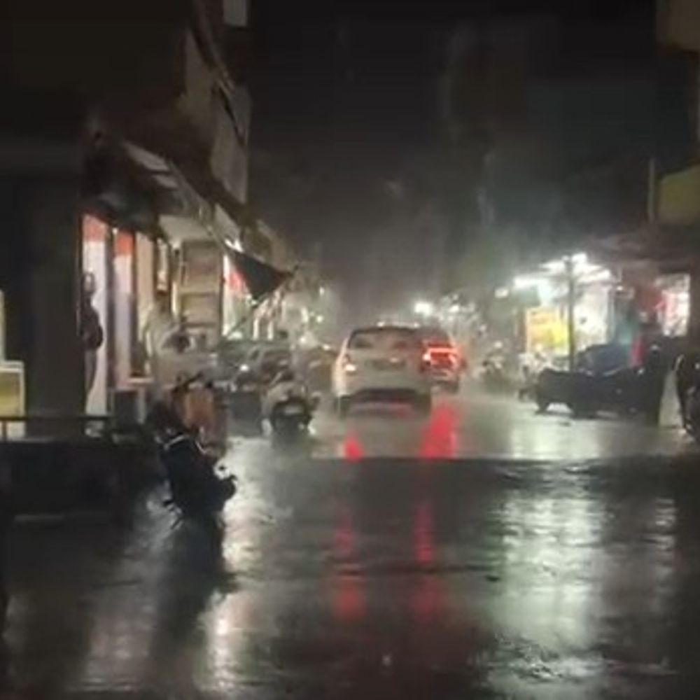 फर्रुखाबाद में तेज आंधी के साथ बारिश:फतेहगढ़ क्षेत्र में बिजली गुल, दुकानों के बाहर रखे डस्टबिन उड़े