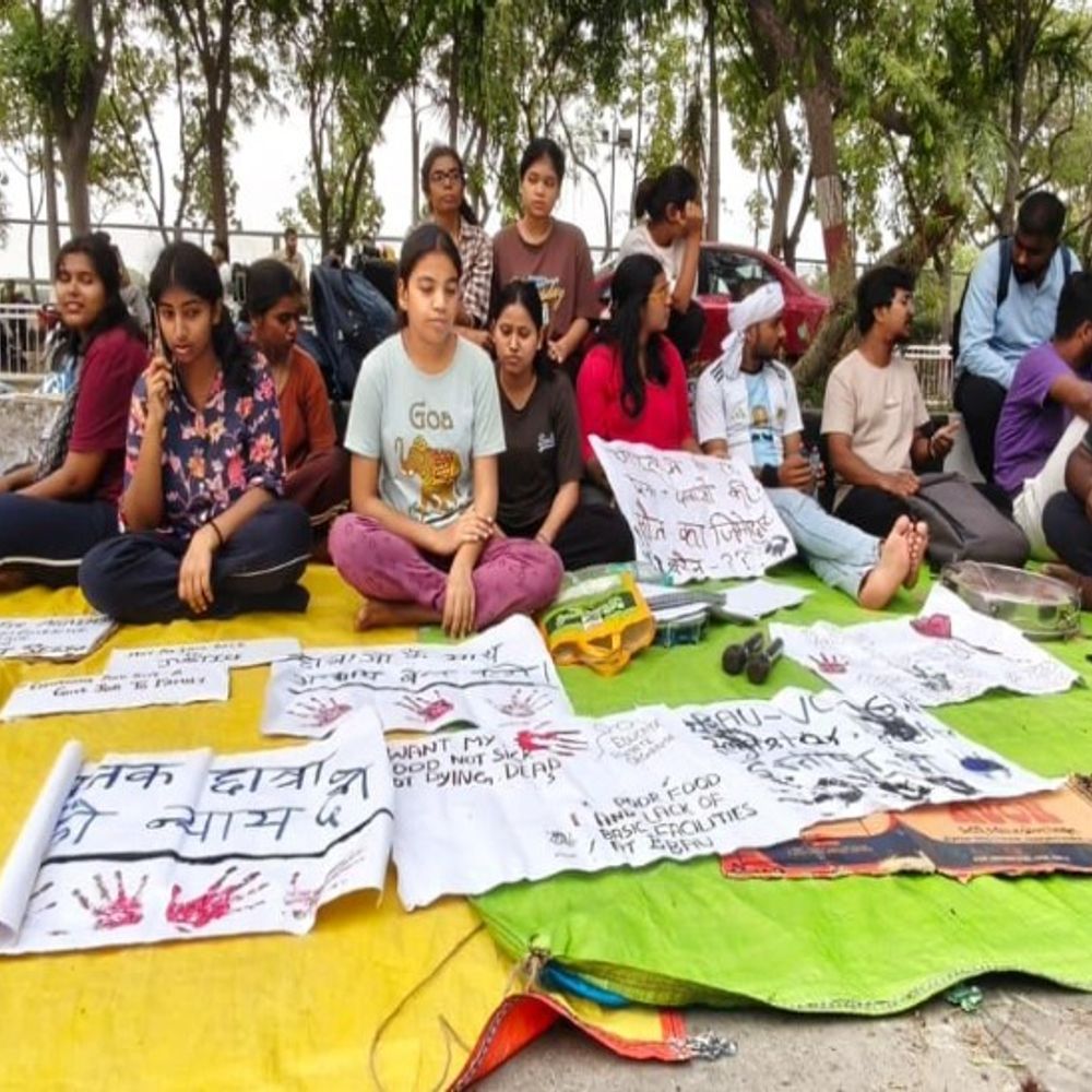 BBAU- हॉस्टल के मेस की गंदगी का वीडियो वायरल:मेस संचालक पर FIR कराने पर अड़े छात्र, धरना तीसरे दिन भी जारी