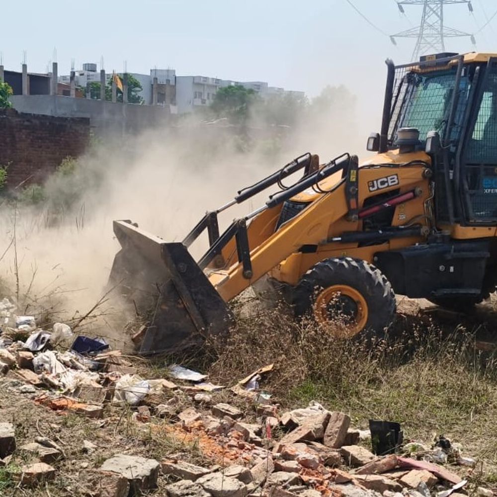 लखनऊ में एलडीए का बड़ा एक्शन::25 बीघा में अवैध प्लाटिंग ध्वस्त, 5 निर्माण सील