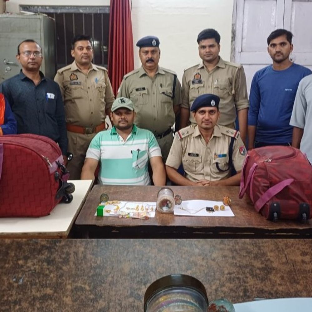 ट्रेन में बदल गए 5.56 लाख-नगदी जेवर से भरा बैग:लखनऊ GRP-RPF क्राइम ब्रांच ने ट्रेस कर यात्रियों को लौटाए, बोगी में साथ बैठे थे