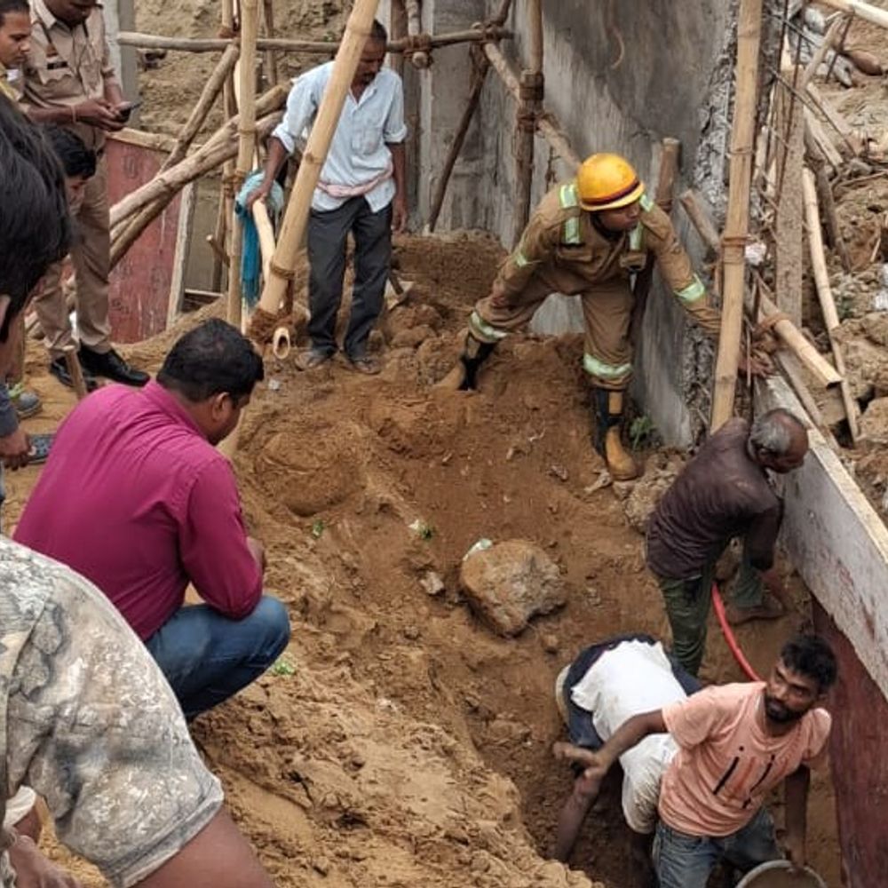 लखनऊ में निर्माणाधीन बिल्डिंग में दबे मजदूर:मिट्टी गिरने से दबे, राहत बचाव कार्य हुआ शुरू