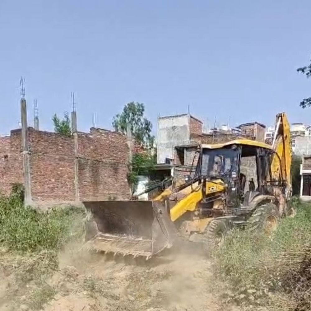 लखनऊ में 3 करोड़ की जमीन से हटाया कब्जा:नगर निगम की टीम ने की कार्रवाई, चेक मार्ग पर बाउंड्री वाल बनाकर किया था कब्जा