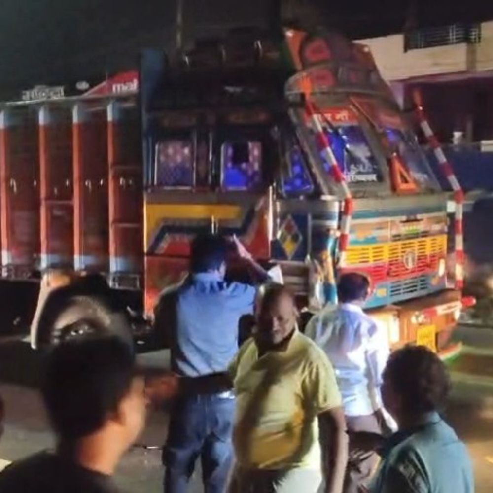 नर्मदापुरम में ड्राइवर 18 किमी तक दौड़ाता रहा ट्रक:3 जगह बाइक सवारों को मारी टक्कर, रॉन्ग साइड डालने पर रुका, लोगों ने की धुनाई