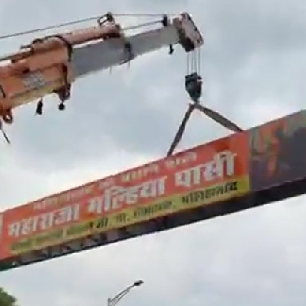 मलिहाबाद में स्मृति द्वार विवाद समाप्त:7 दिन बाद सुलझा महाराजा ‘मल्हिया पासी गेट’ विवाद, प्रशासन ने सुबह फिर कराया स्थापित