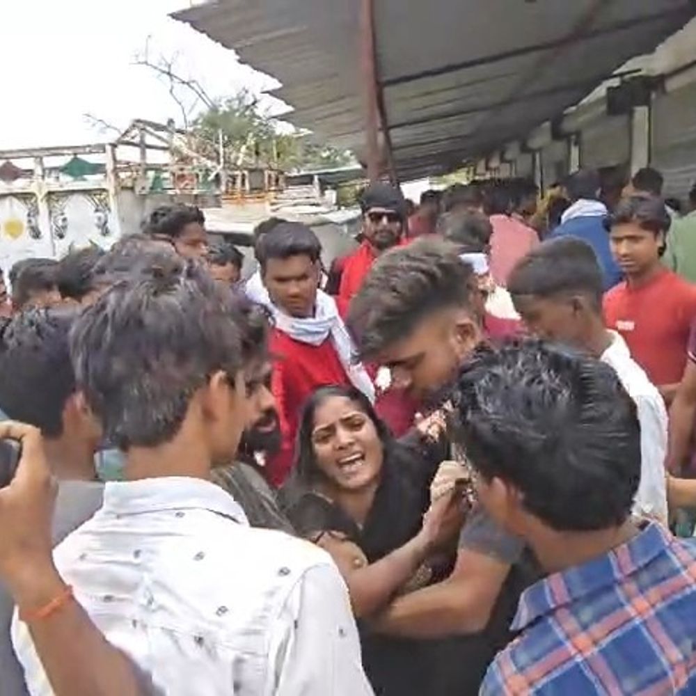 5 वर्षीय मासूम बच्ची की मौत, परिजनों ने किया हंगामा:गोंडा-लखनऊ हाईवे जाम, पुलिसकर्मियों के साथ धक्का मुक्की