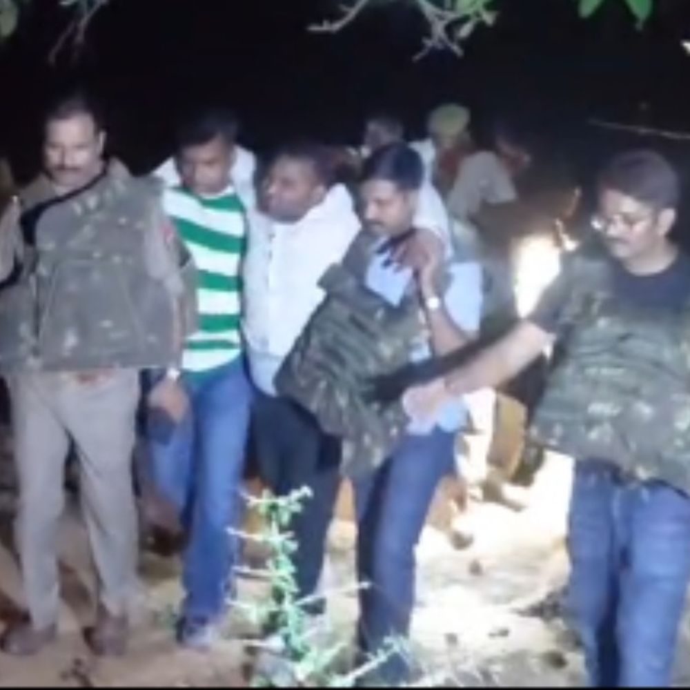 मिर्जापुर में पुलिस-गो तस्कर में मुठभेड़:दो आरोपी घायल, 45 गोवंश और अवैध हथियार बरामद