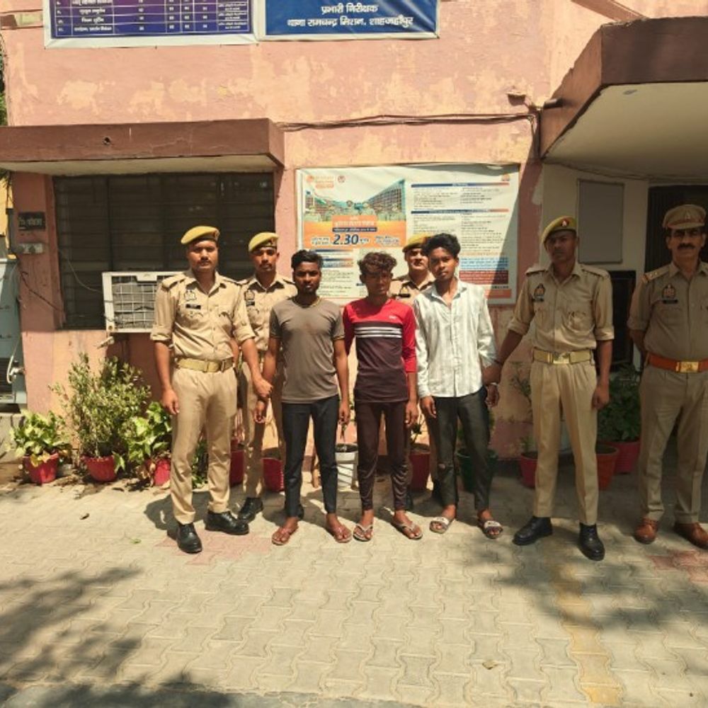 कार चोरी का प्लान फेल, चार आरोपी गिरफ्तार:धक्का देने पर खंभे से टकराई, स्टार्ट कर भागे तो खराब हुई कार