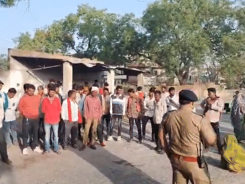 टायर फटा, पिकअप 4 बार पलटी, 16 की मौत:धार में 50 मजदूरों से भरा था वाहन, अस्पताल में स्ट्रेचर-बेड कम पड़े; देखिए 15 तस्वीरें...