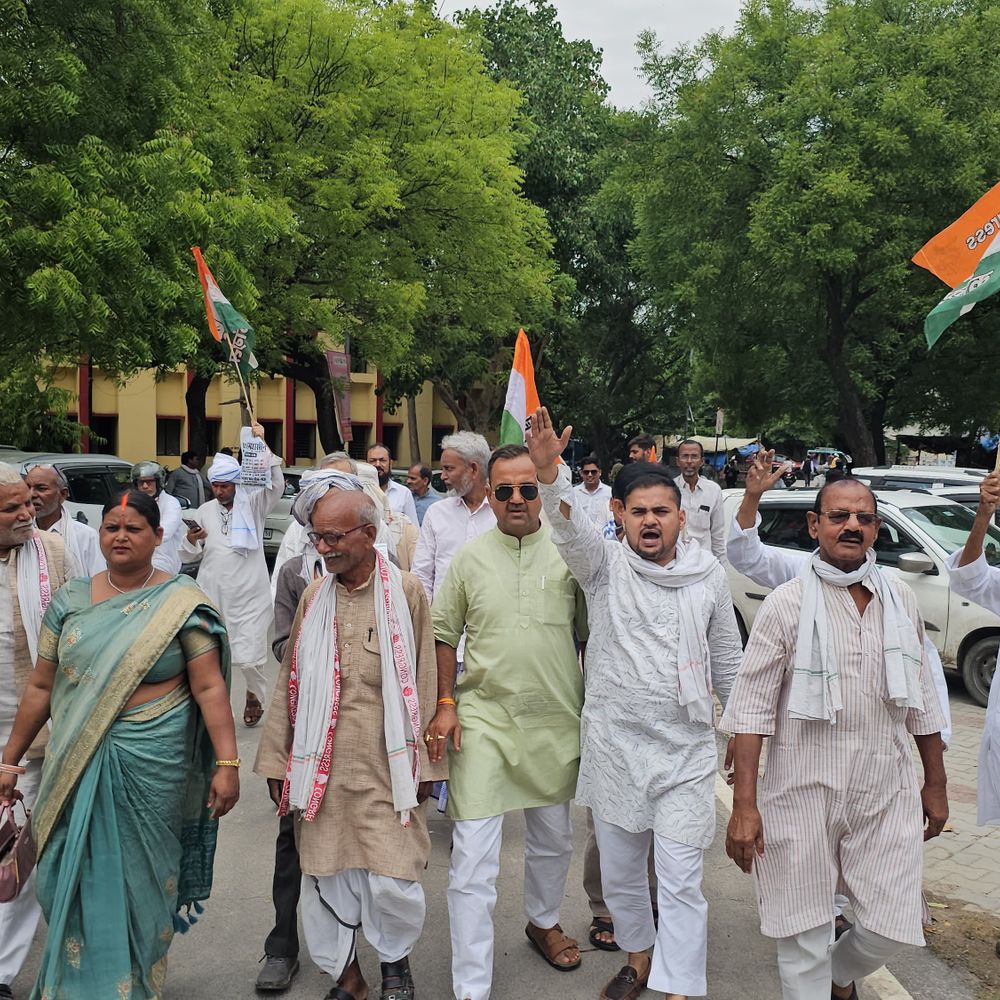 कांग्रेस ने स्मार्ट मीटर, प्रीपेड बिजली व्यवस्था का विरोध किया:मऊ में राज्यपाल को ज्ञापन सौंपकर तत्काल रोक लगाने की मांग