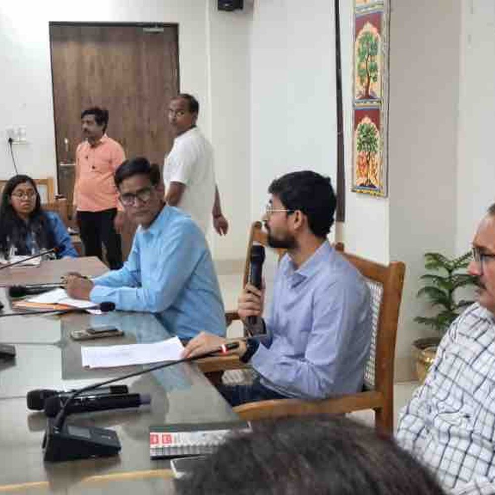 गाजियाबाद में उर्वरक कालाबाजारी रोकने के निर्देश:पीओएस बिक्री अनिवार्य, फार्मर आईडी पर जोर